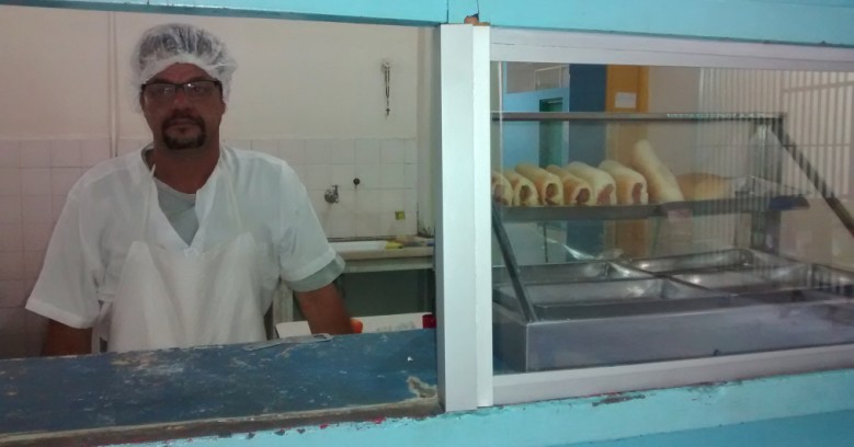 Francisco Rodrigo Farias é dono da cantina na Escola Estadual Lúcia Martins Coelho, há dez anos