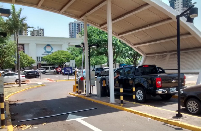 O estacionamento terá que utilizar um painel eletrônico na entrada que identificará as vagas disponíveis