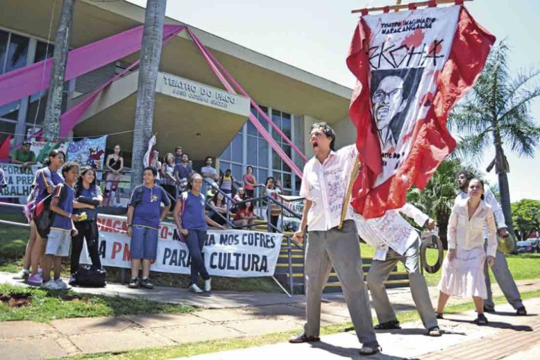 Artistas reuniram-se em frente a Prefeitura para protestar contra o descaso com a cultura