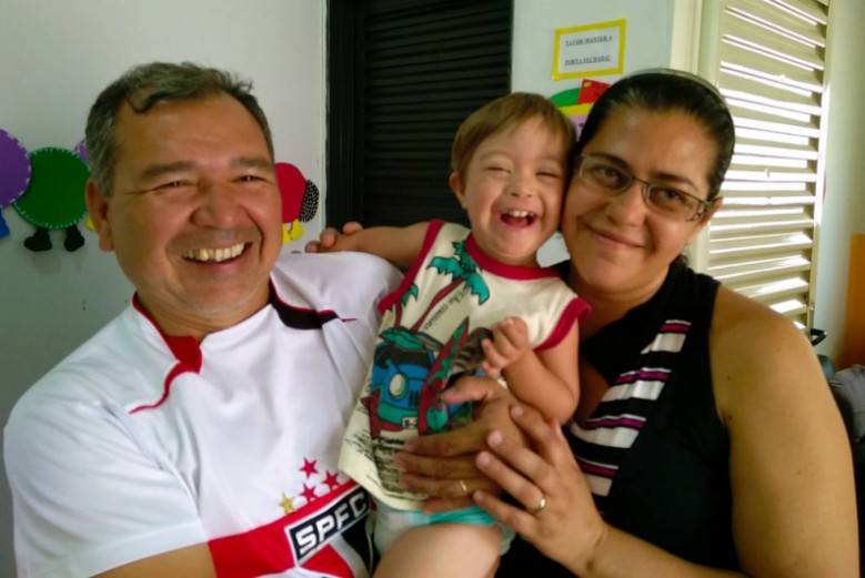 João com seus pais na Sociedade Educacional Juliano Varela