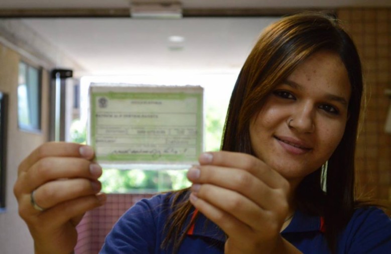 Natália Salles de Araújo tem 17 anos e exerce o direito do voto