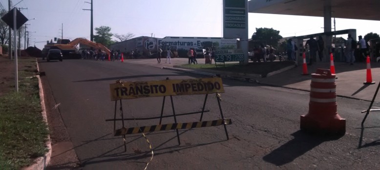 Alunos fizeram o trajeto a pé, devido o bloqueio na Avenida Tamandaré