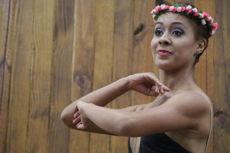 A aluna do projeto Unika Dança se aprensenta na oitava edição do Encontro de Extensão