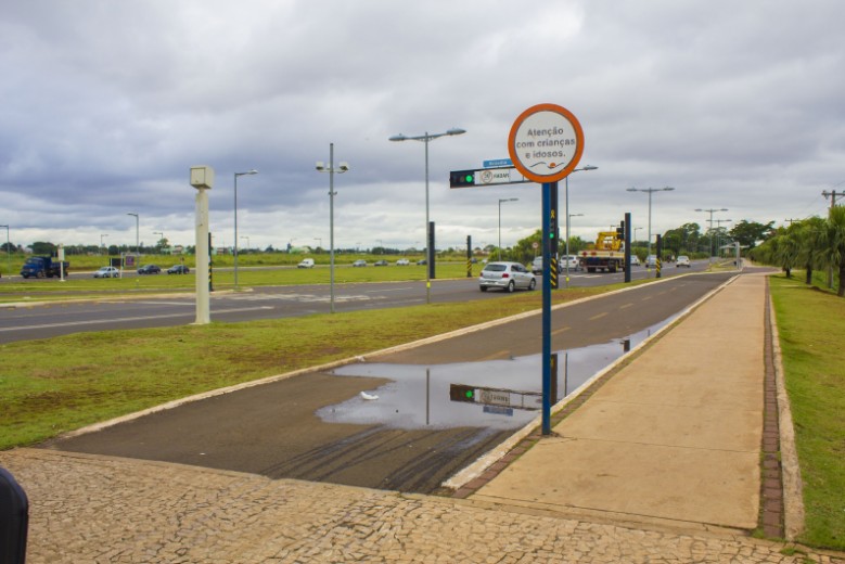 Ciclovia em frente ao aeroporto sem guias de acessibildade e com problemas de escoamento de água