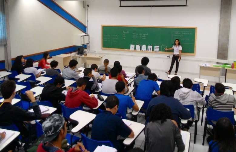 Professora Dra. Luciana Montera ministra curso da FACOM para alunos do ensino básico.