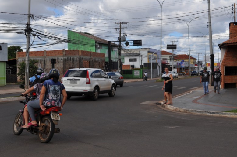 A dificuldade em atrevessar na avenida é diariamente