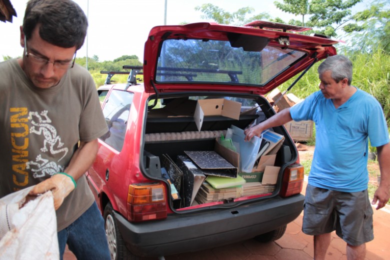 Voluntário traz pela primeira vez materiais recicláveis