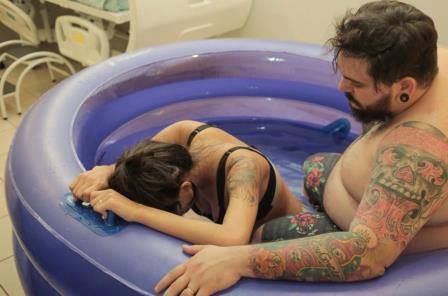 Luana Chadid, durante o trabalho de parto, acompanhada de seu marido, André Stábile