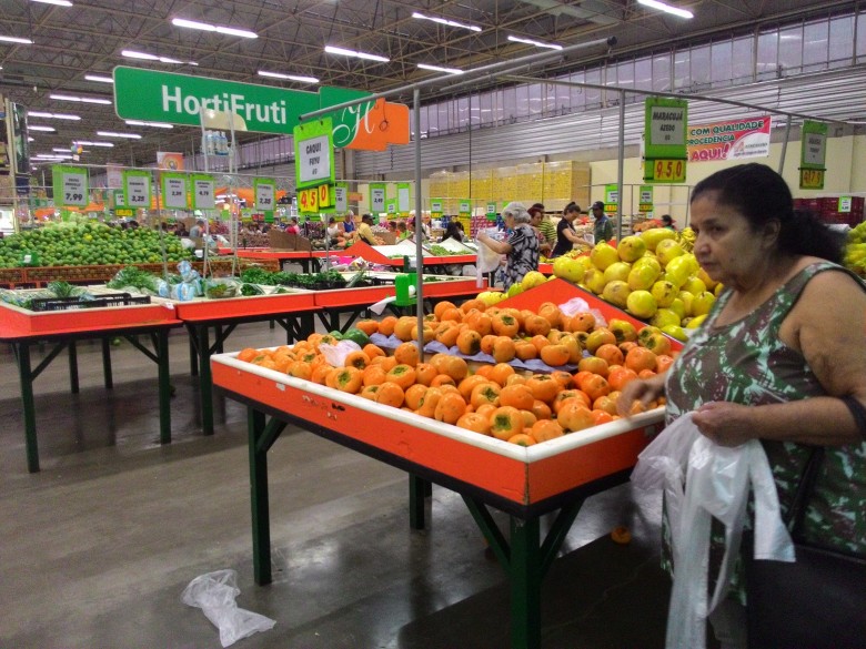 A alta da cotação do dólar influencia no preço dos produtos nas compras no supermercado