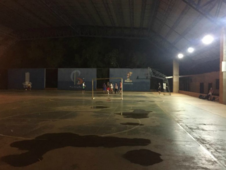 Alunos jogam basquete e precisam dividir a quadra com as goteiras