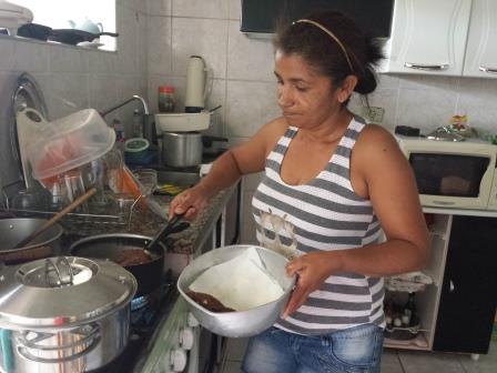 Empregada doméstica, Glaucia Betânia em suas tarefas diárias