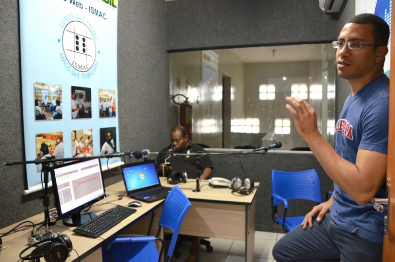 Os locutores Damião Zacarias e Carlos Henrique trabalham na Rádio Ismac – A Voz da Inclusão
