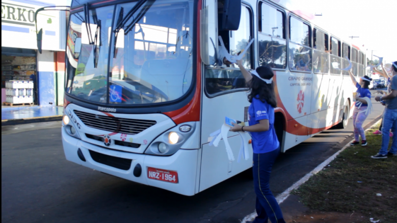 Voluntários distribuem viseiras de proteção solar em projeto de saúde