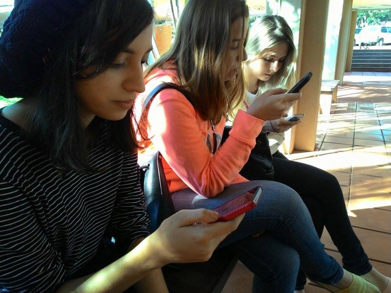 Jovens usam internet no celular para acessar redes sociais