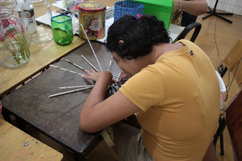 Danubia Freitas com capacidade visual reduzida produz cestas artesanais