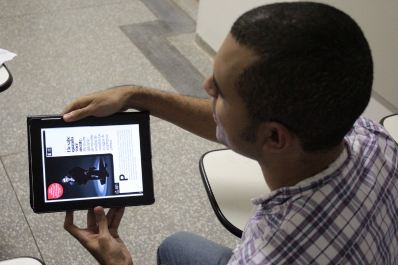 Adalton dos Anjos mostra que as revistas nos tablets aguçam a criatividade dos leitores