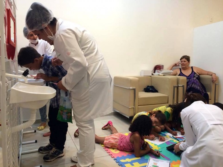 A escovação é importante para previnir doenças bucais