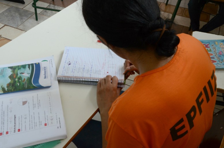 Detentas estudam em sala de aula e de forma individual