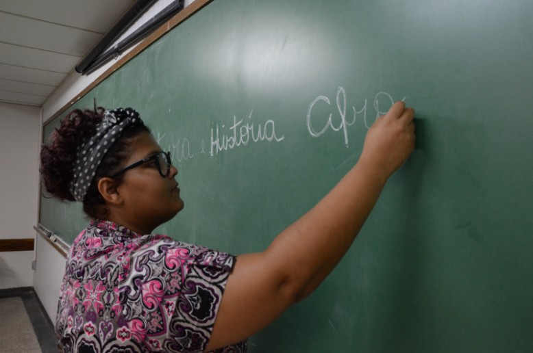 A estudante Bárbara Isabelle diz que o professor deve orientar os alunos sobre a cultura afrobrasileiras