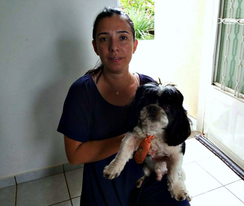 A veterinária Denise Castro trata seu cão Pluto de leishmaniose há seis meses.