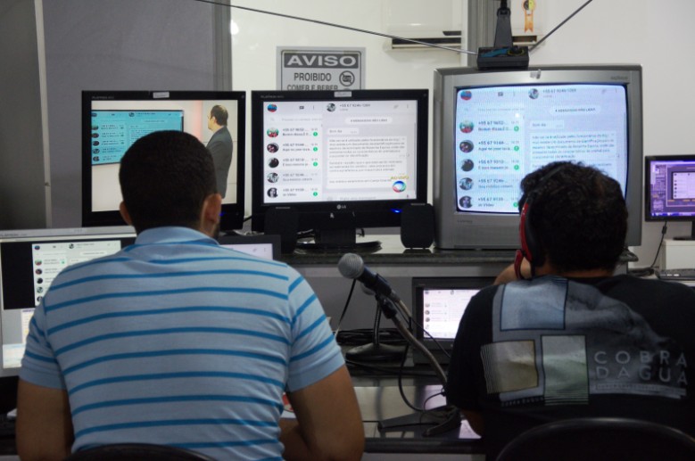 O apresentador do Balanço Geral abre as mensagens enviadas via whatsapp ao vivo.