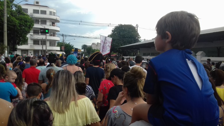 Foliões desfilam pela Esplanada Ferroviária de Campo Grande