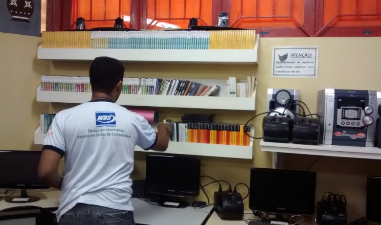 Sala de tecnologia ainda é organizada para receber alunos