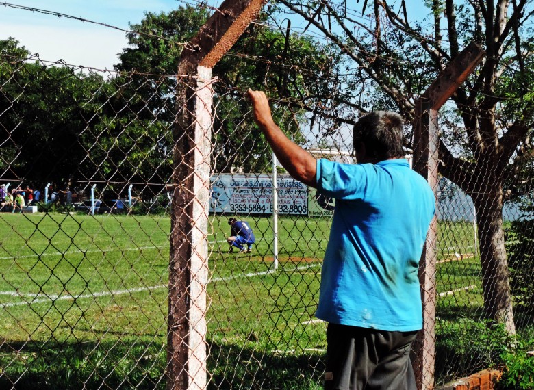 Atletas sem patrocínio recorrem a campos improvisados para treinarem