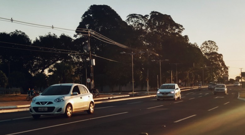 Motoristas ainda desconhecem a lei do farol baixo