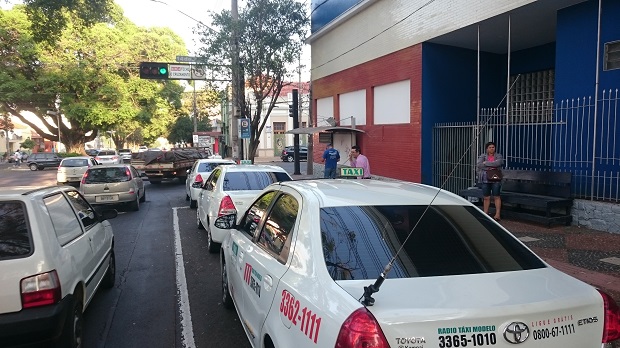 Taxistas permissionários são contrários ao serviço do Uber