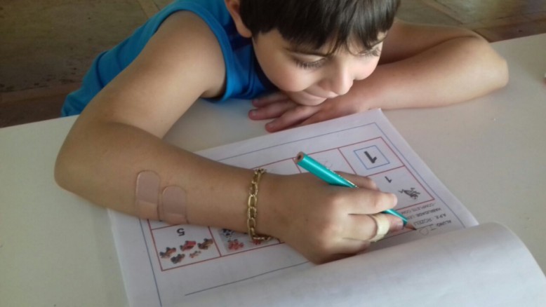 João Victor tem autismo e precisa do acompanhamento de uma professora auxiliar na sala de aula