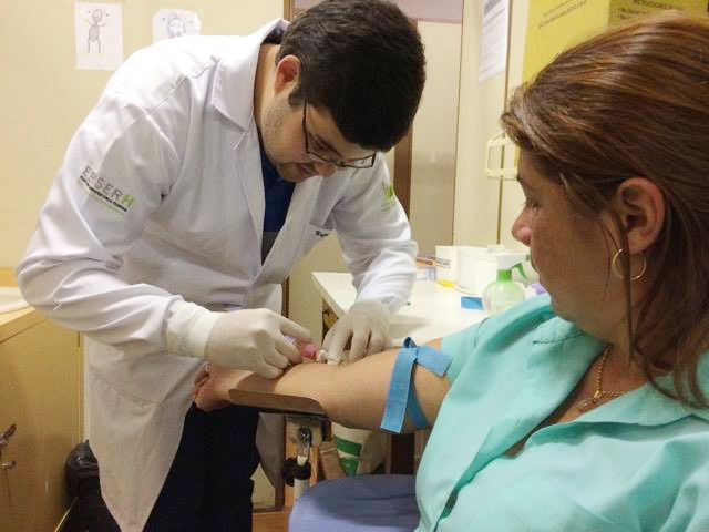 Tubetes utilizados para coletar sangue estão em falta nos postos de saúde em Campo Grande