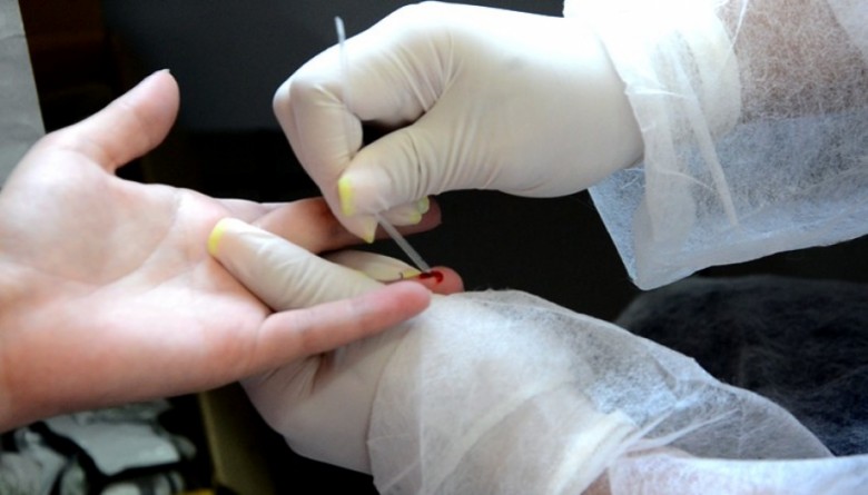 Teste de HIV é feito por meio de coleta de sangue e fica pronto em 15 minutos.