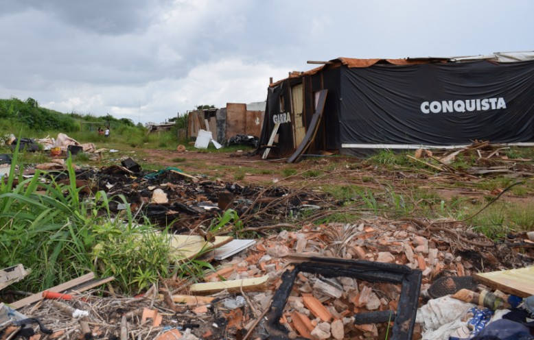 Pessoas descartam o entulho próximo às casas dos catadores desde a desativação
