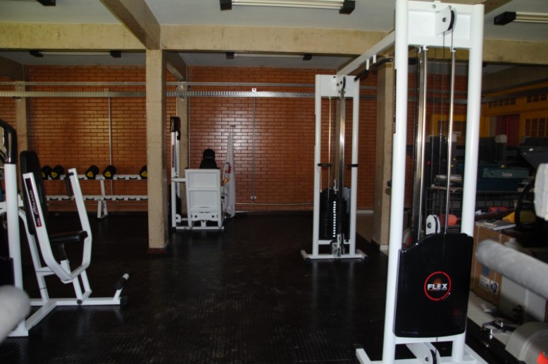 A Academia Escola fica no bloco de Educação Física, em frente ao estádio Morenão