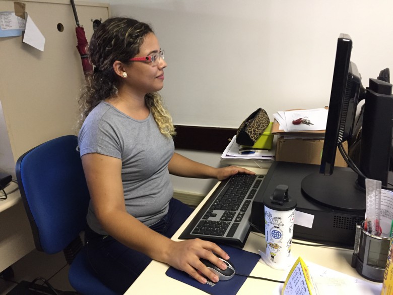 A servidora Driele Borges faz parte da equipe de tradução e organização dos editais