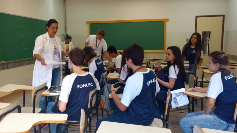 Alunos respondem questionário no final do curso