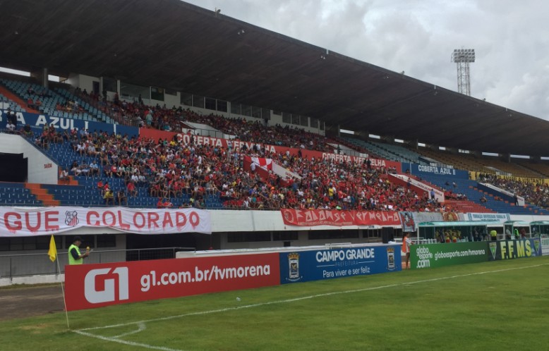 Cerca de três mil torcedores ficaram concentrados na arquibancada do estádio