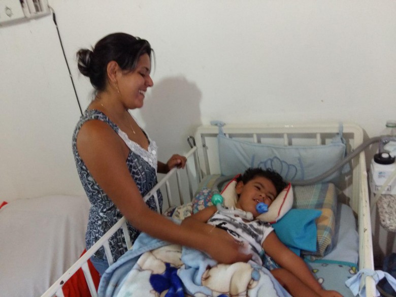 A dona de casa Mônica Bessa depende do benefício do atendimento médico domiciliar para cuidar de seu filho