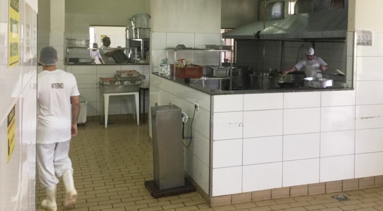 Trabalho interno também é desempenhado pelos presos (Foto: Juliana Cristina)