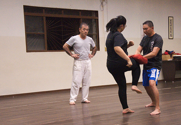Arakaki ensina karate há 35 anos e mixou outras artes marciais para o curso.