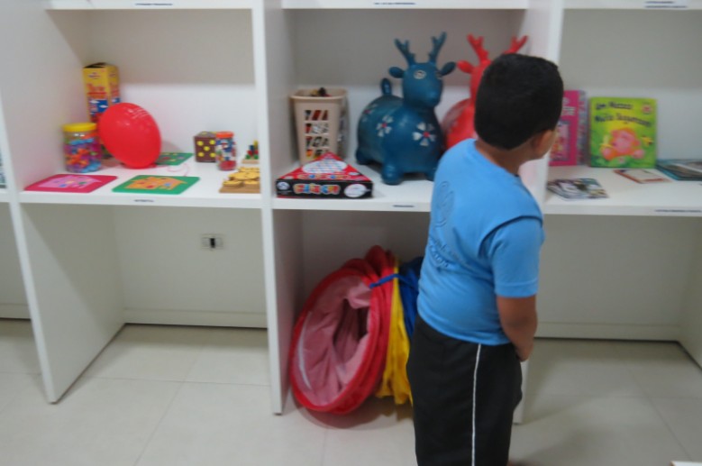 Carlos Rocha em aula com uma pedagoga da AMA