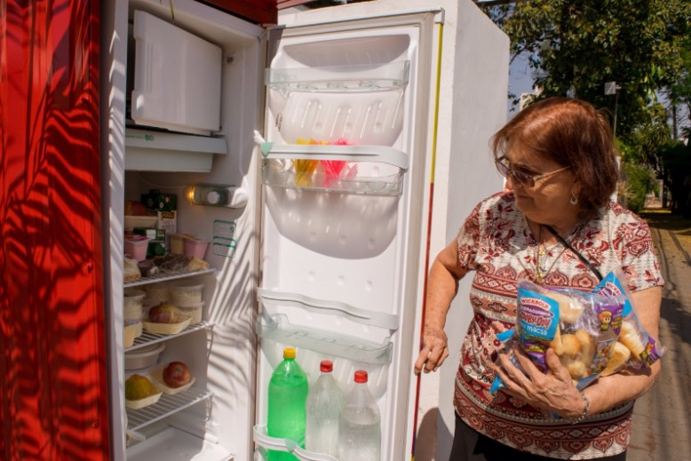 Geladeira Solidária está abastecida e disponível para população campo-grandense.