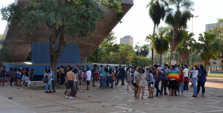 Manifestantes ocupam a Praça do Rádio