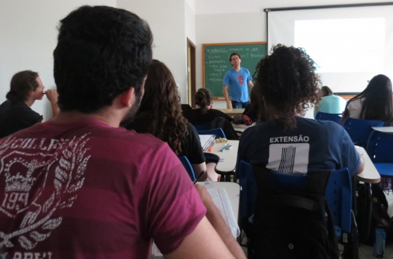 Rodrigo Wolf durante aula no Cursinho