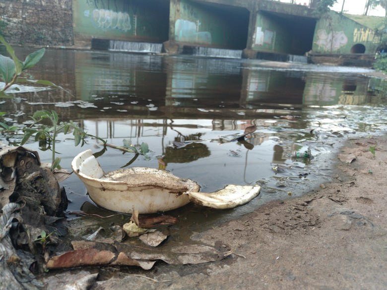 Córrego Prosa em situação de degradação em região nobre da cidade