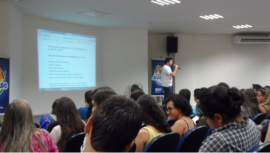 Professor de Língua Portuguesa Leandro Queiroz no segundo dia de curso