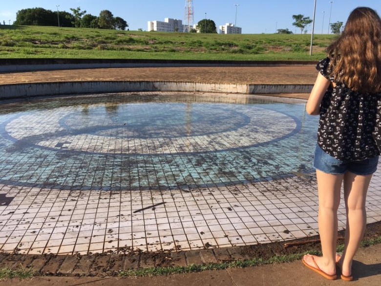 Chafariz da entrada do Parque está sem funcionar e  acumula sujeira