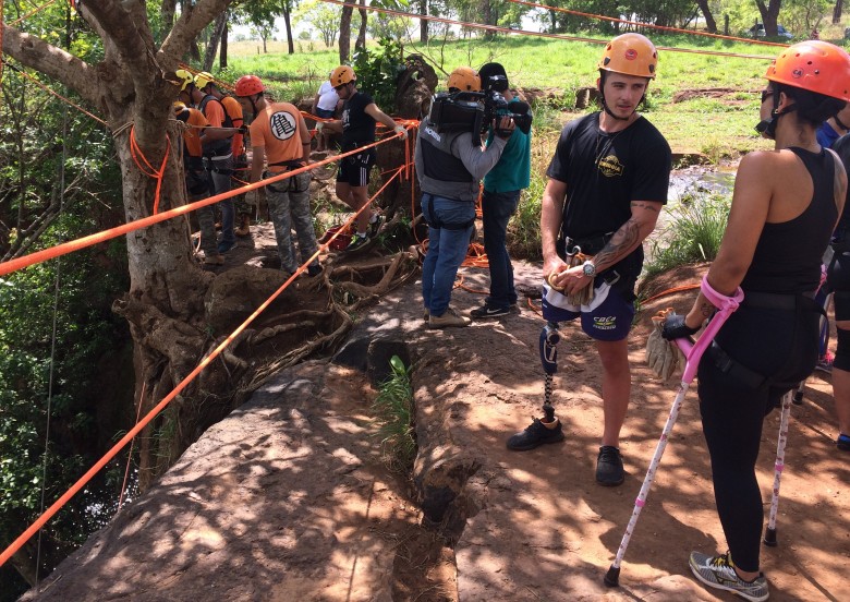Prática de rapel adaptado na cachoeira do inferninho