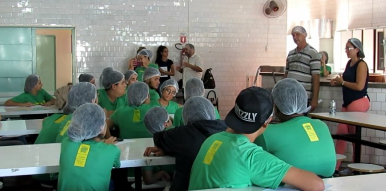 Professor Alex Walber explica a receita do dia aos alunos